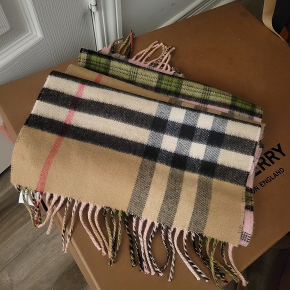 Brand new burberry cashmere scarf - Picture 4 of 5